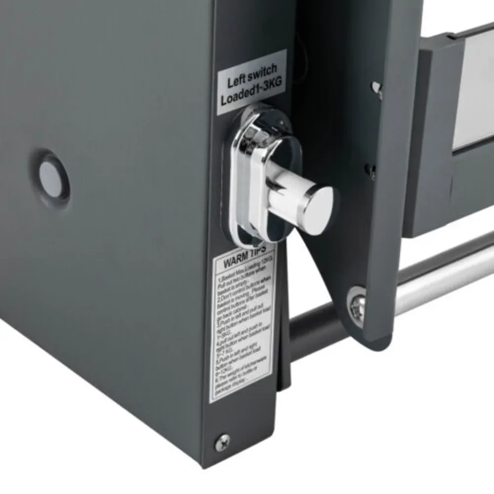 لقطة مقربة لمفتاح معدني مع تعليمات على جهاز رمادي.