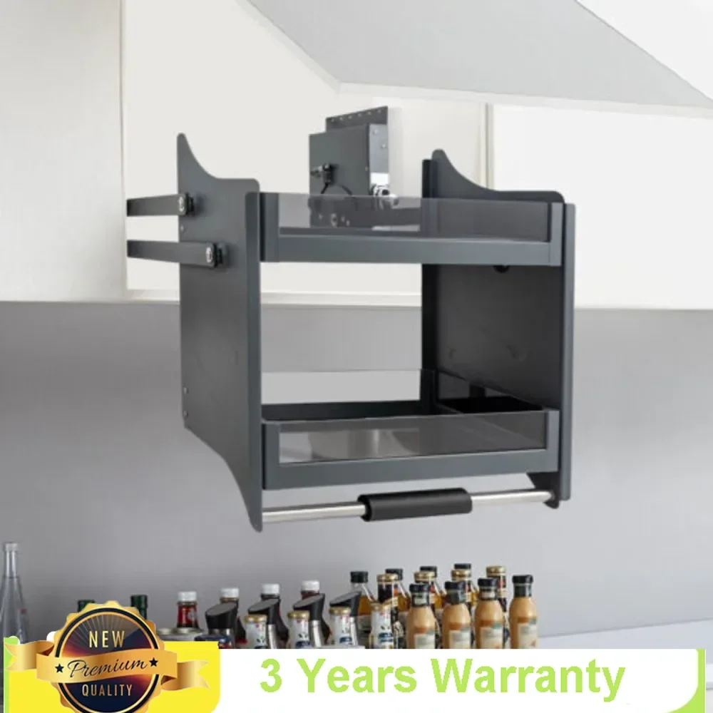 منظم خزانة مطبخ قابل للسحب مع زجاجات موضوعه تحته.