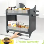 منظم خزانة مطبخ قابل للسحب مع عناصر متنوعة وصورة ليد تسحب المقبض.